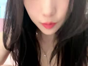 Chinese schoonheid masturbeert op het bed